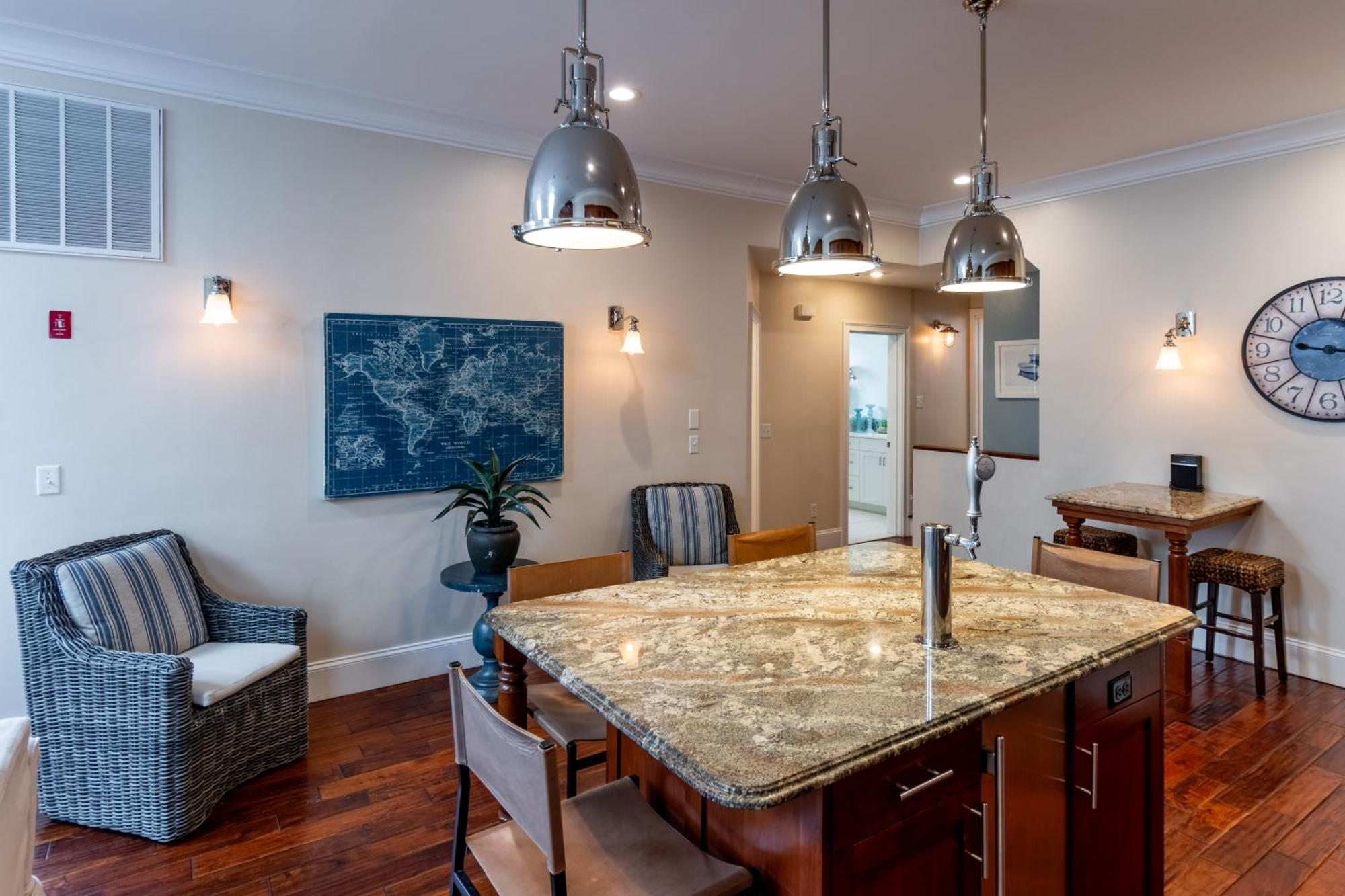 The Lofts - 548 Thames Street Apartment *