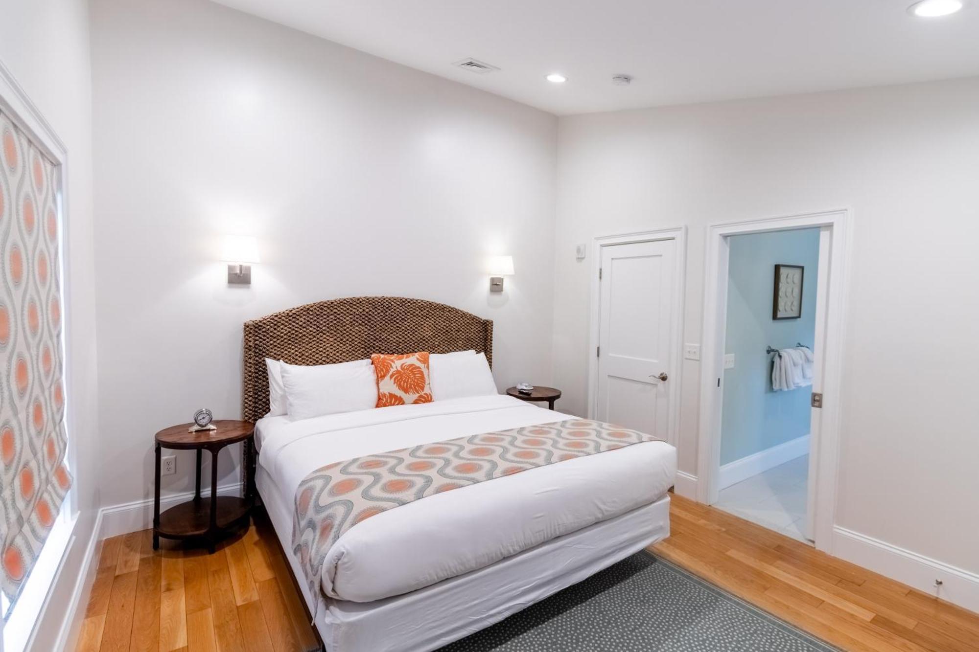 The Lofts - 359 Thames Street Apartment