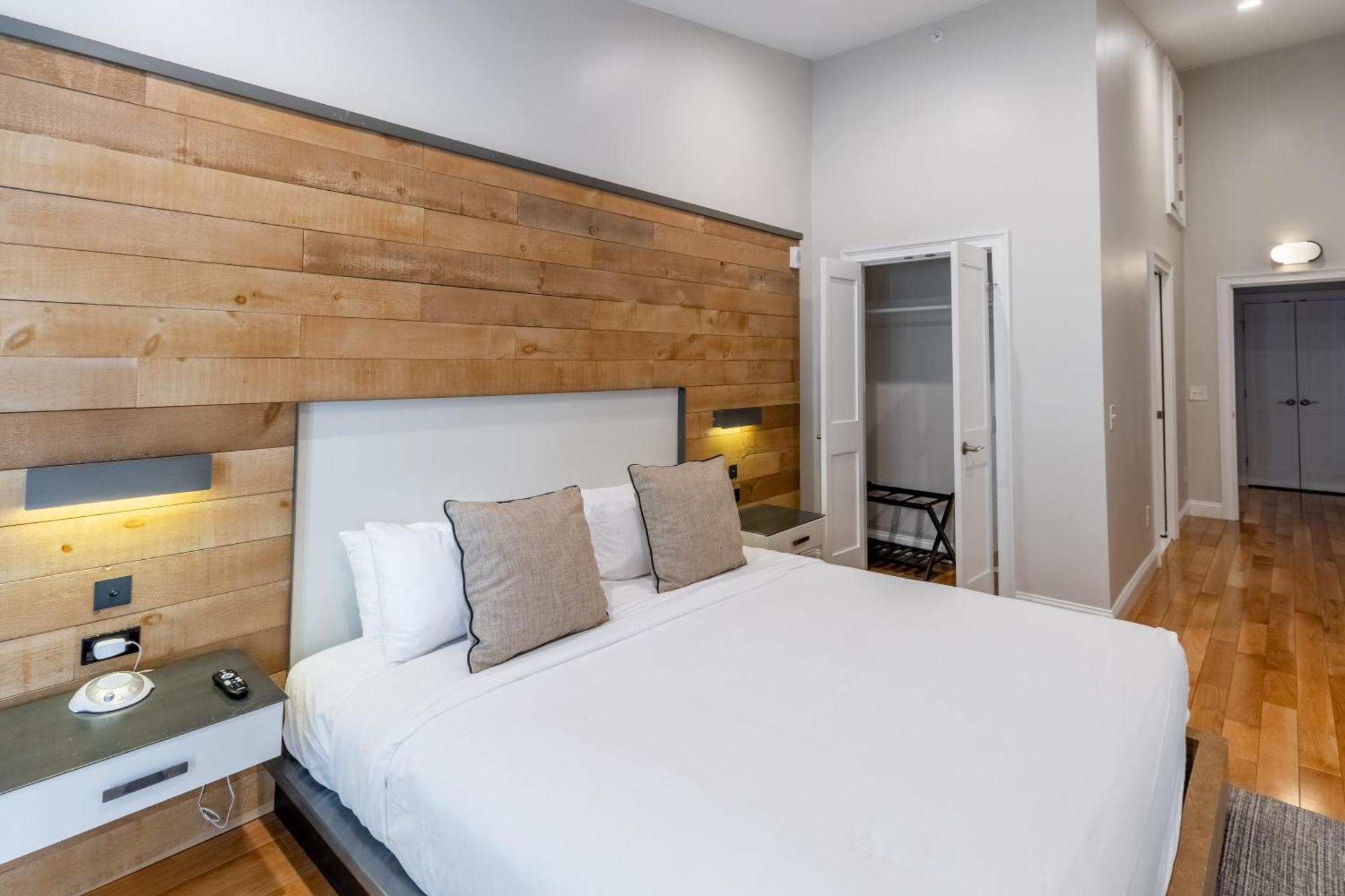 The Lofts - Brick Market Place Apartment *