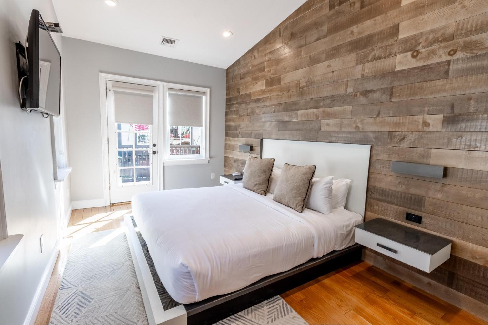 The Lofts - Brick Market Place Apartment *
