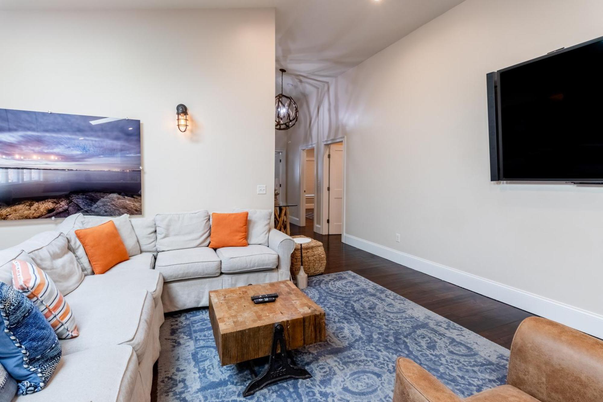 The Lofts - 359 Thames Street Apartment