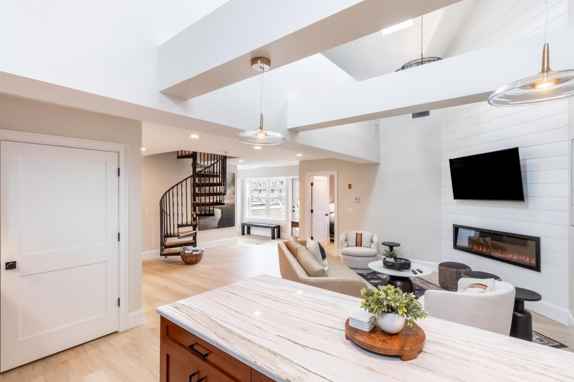 The Lofts - 543 Thames Street Apartment
