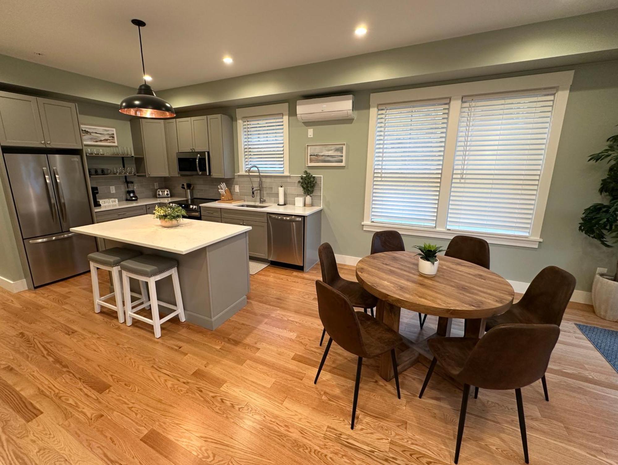 Brand New Construction! 3 Unit5 Bed Property Holiday home