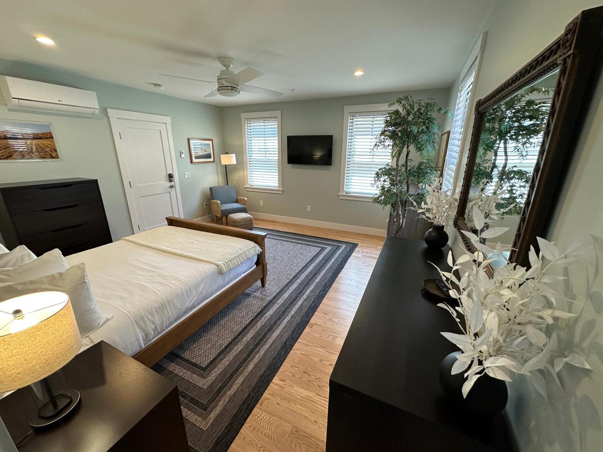 Hotel Prime Location! Renovated House! 6 Bed4 Bath