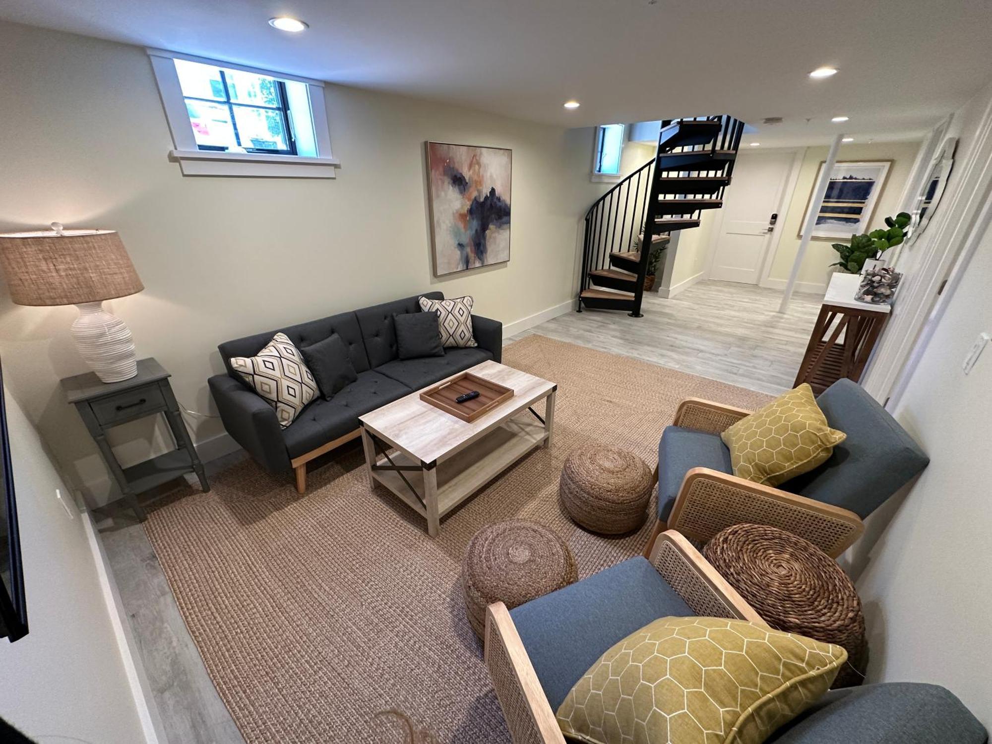 Prime Location! Renovated House! 6 Bed4 Bath *