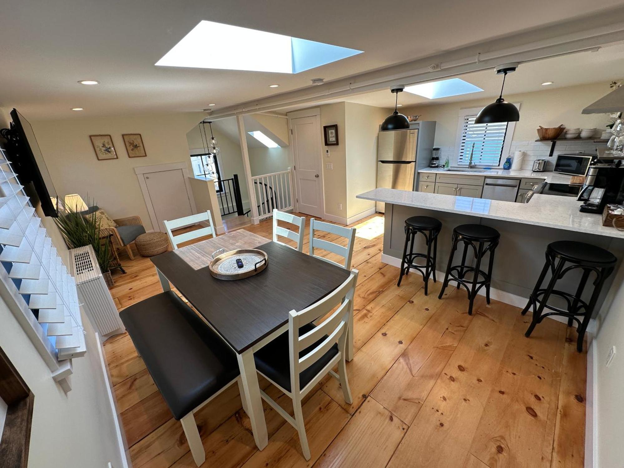 Hotel Prime Location! Renovated House! 6 Bed4 Bath