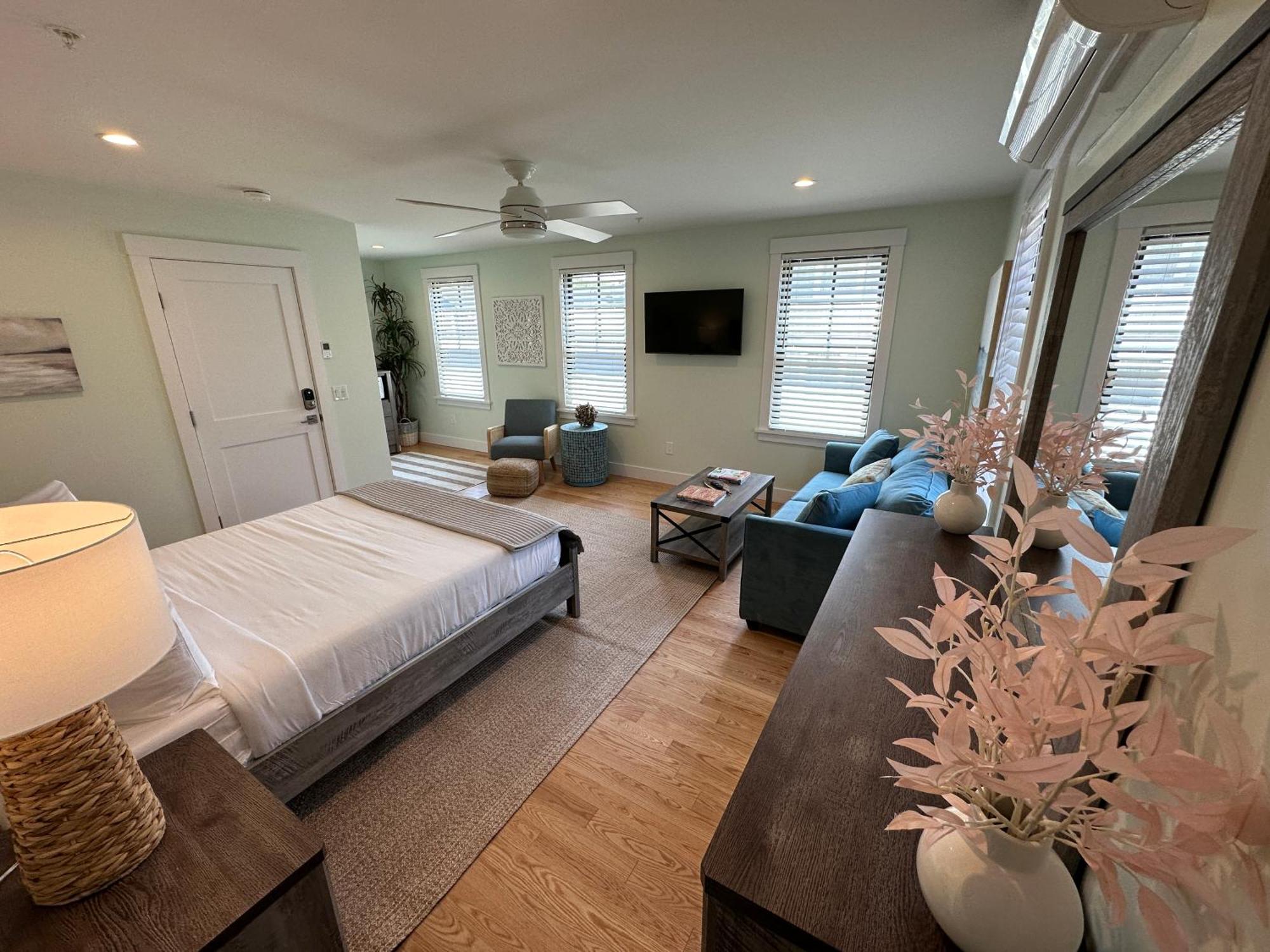 Prime Location! Renovated House! 6 Bed4 Bath Hotel