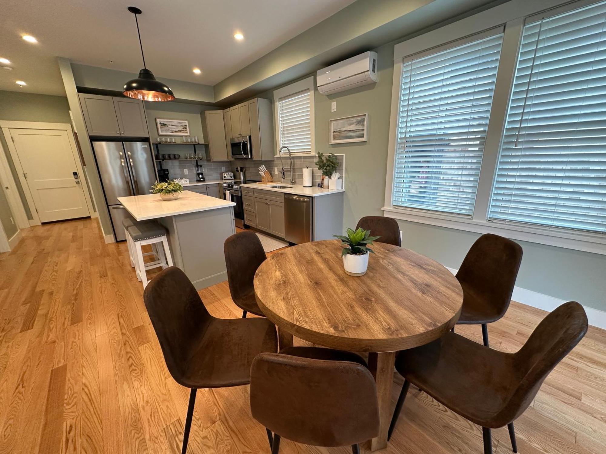 Brand New Construction! 3 Unit5 Bed Property Holiday home Newport