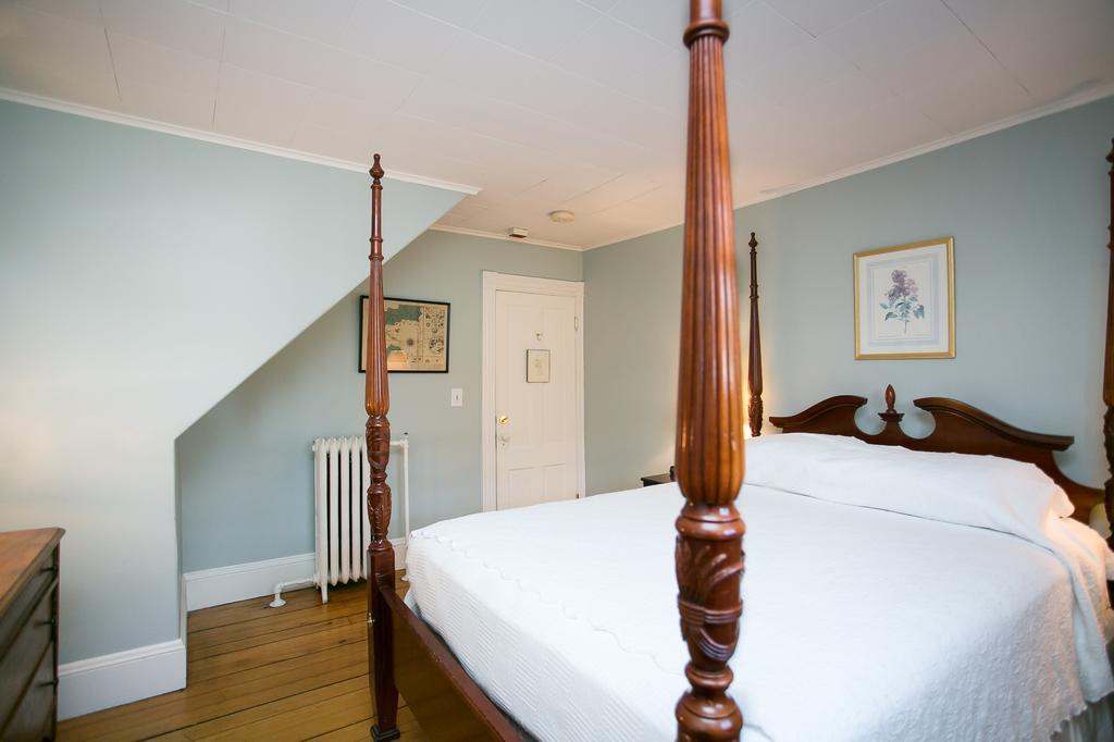 Bed & Breakfast Chart House