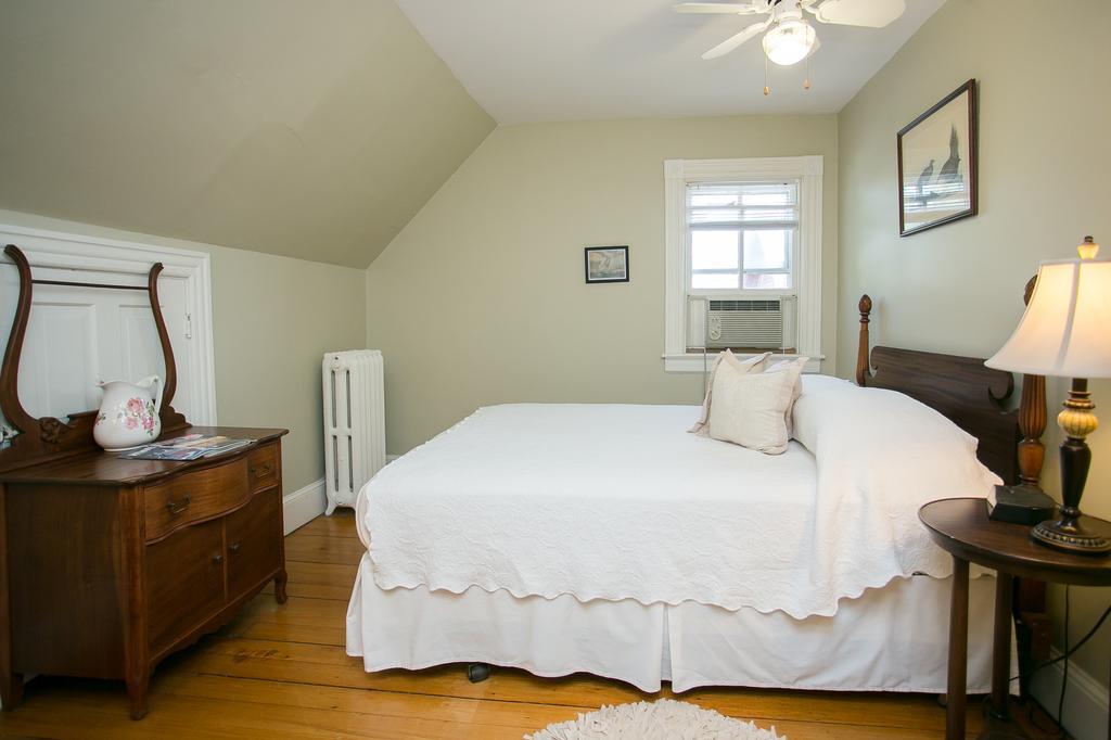 Bed & Breakfast Chart House