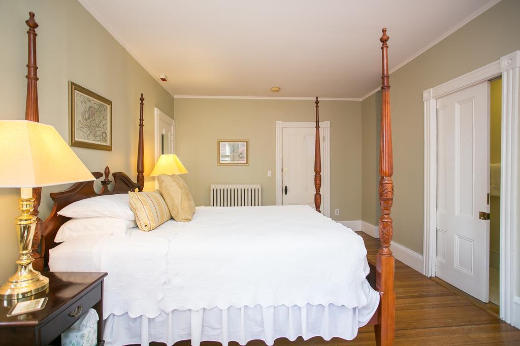 Bed & Breakfast Chart House
