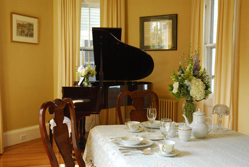 Hotel The Spring Seasons Newport