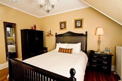 Paws On Pelham (adults Only) Bed & Breakfast