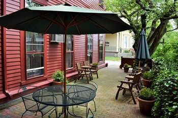 Bed & Breakfast On Bellevue (adults Only)