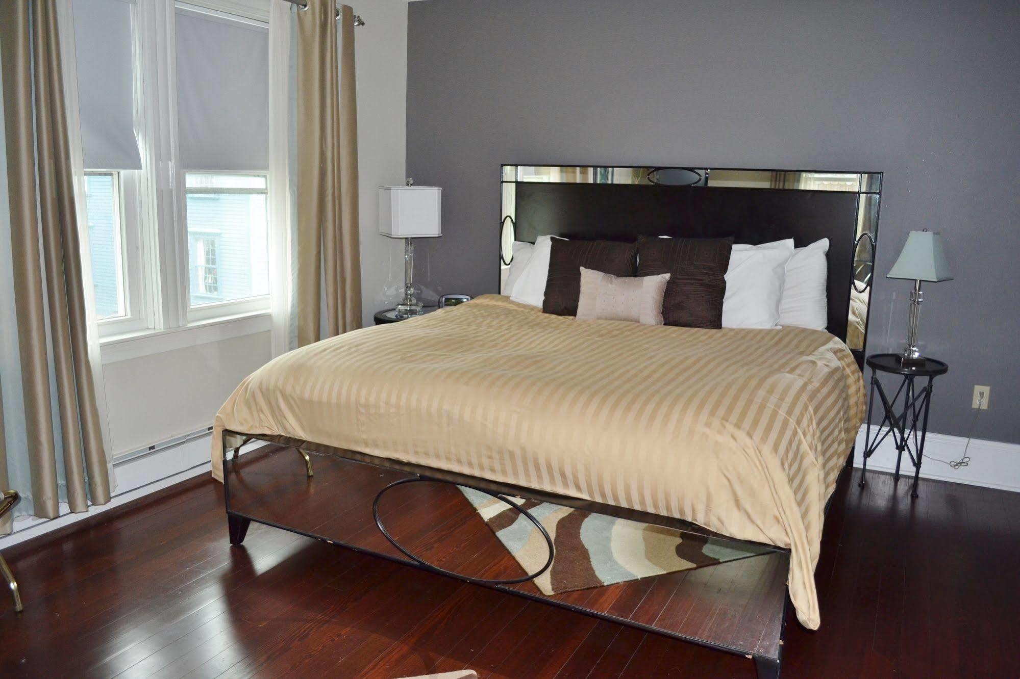 Paws On Pelham (adults Only) 3*