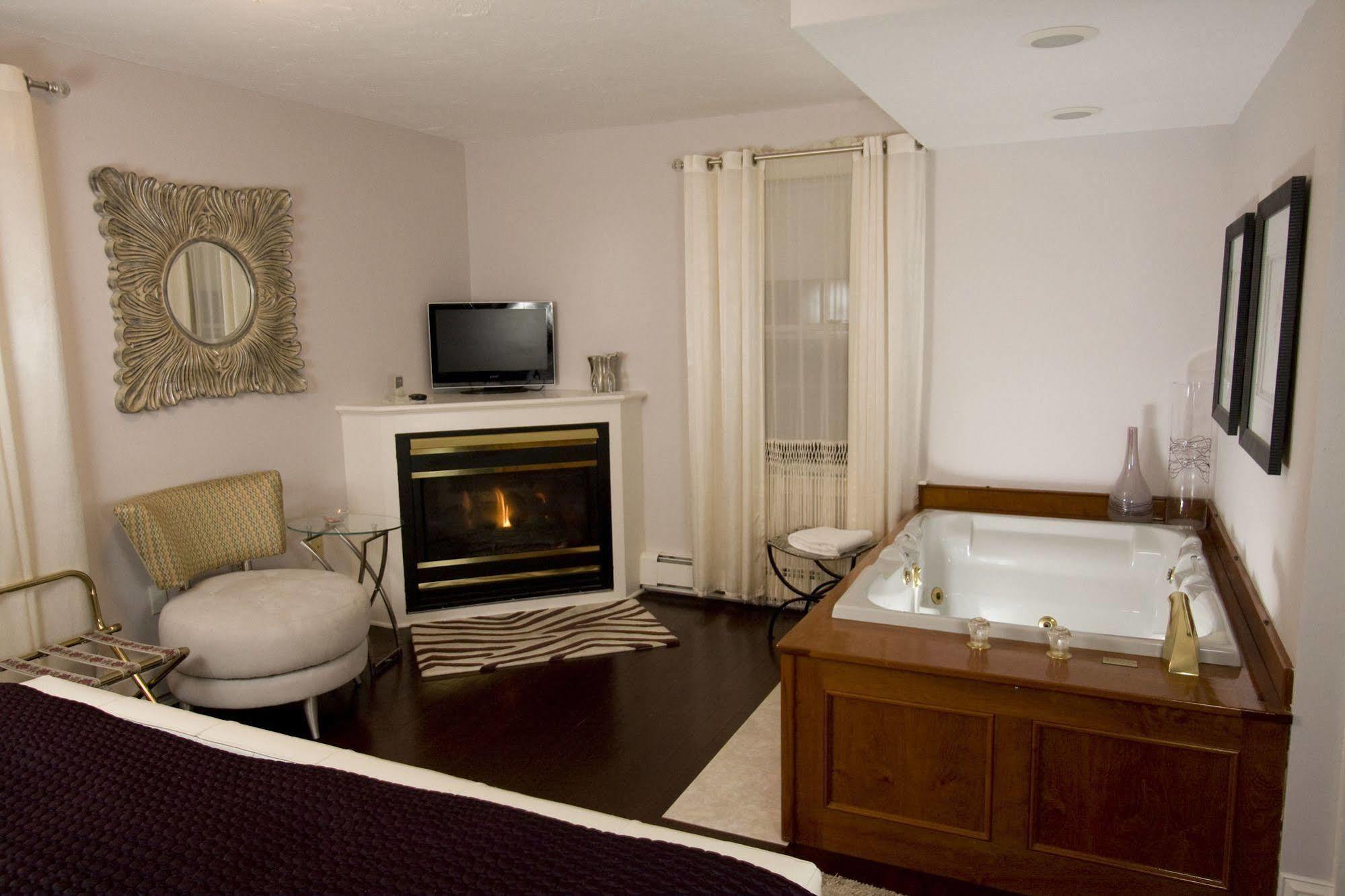Paws On Pelham (adults Only) Bed & Breakfast Newport