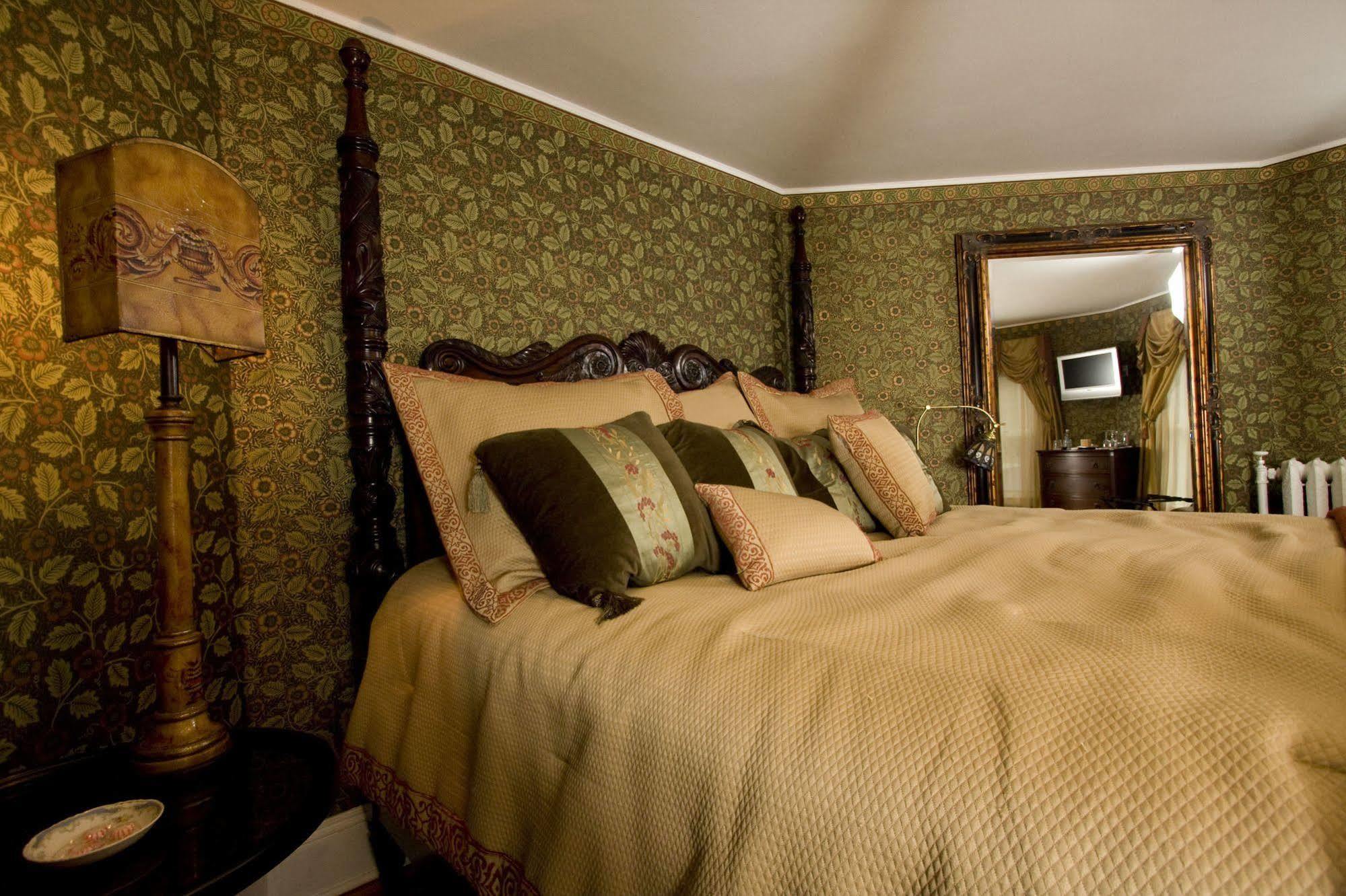Paws On Pelham (adults Only) Bed & Breakfast