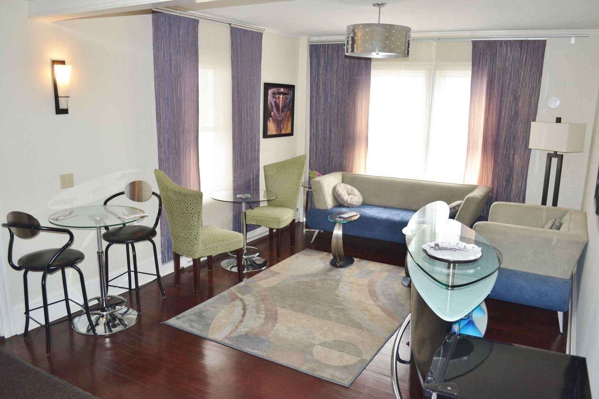 Paws On Pelham (adults Only) Bed & Breakfast Newport