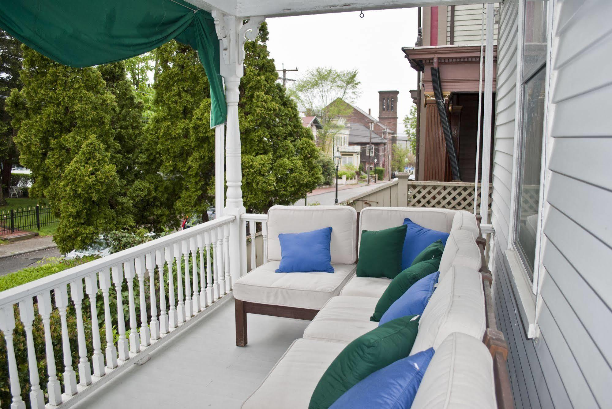 Paws On Pelham (adults Only) Bed & Breakfast