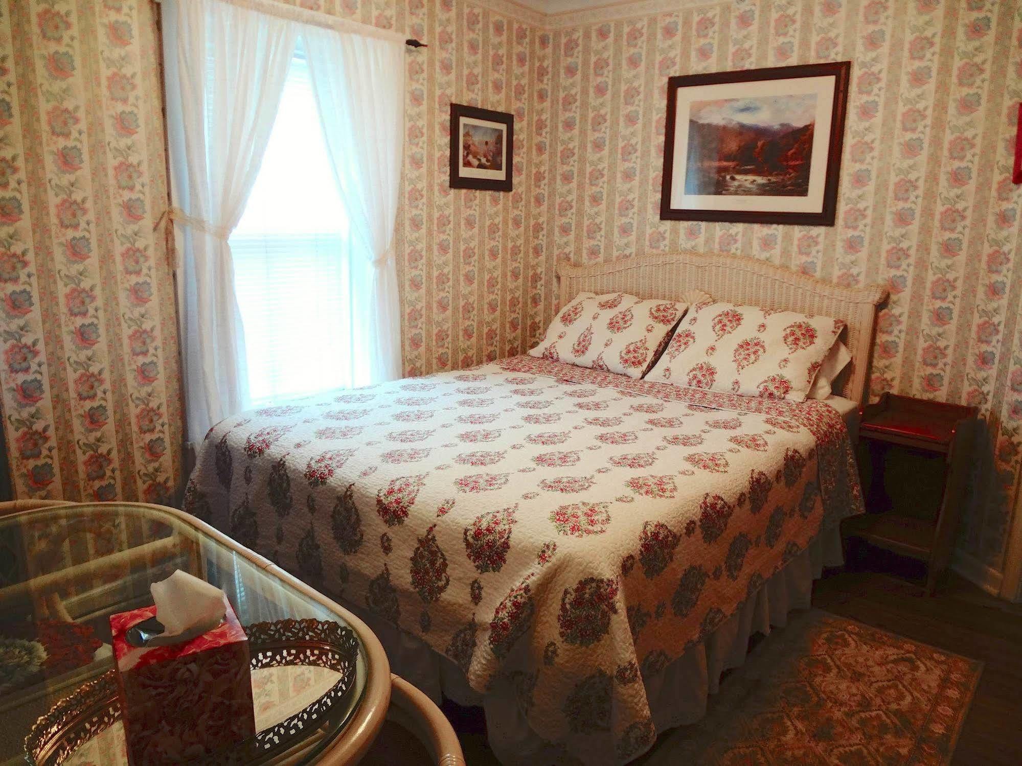 The Henry Collins Bed & Breakfast 2*