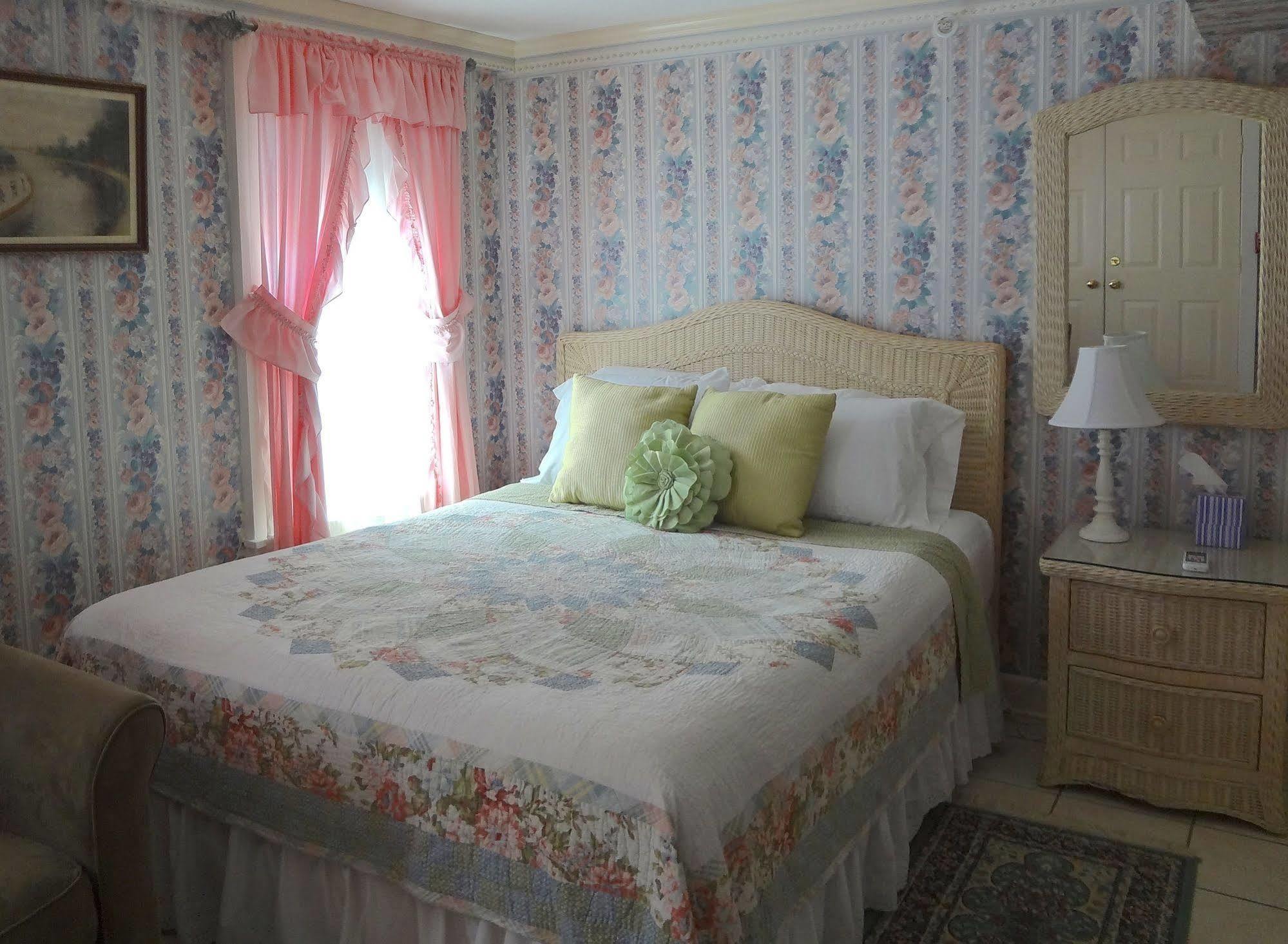 The Henry Collins Bed & Breakfast 2*