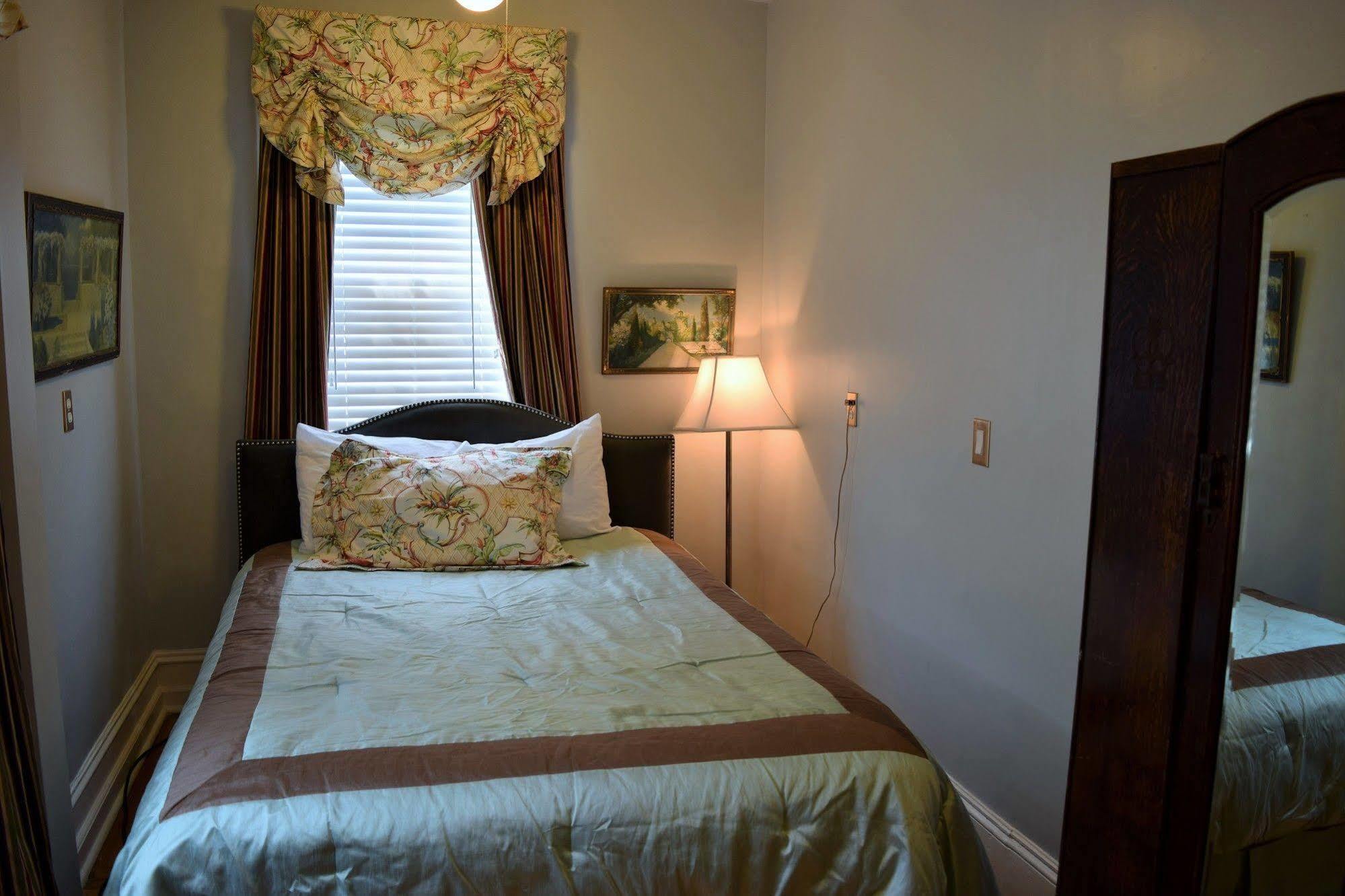 Bed & Breakfast On Bellevue (adults Only)