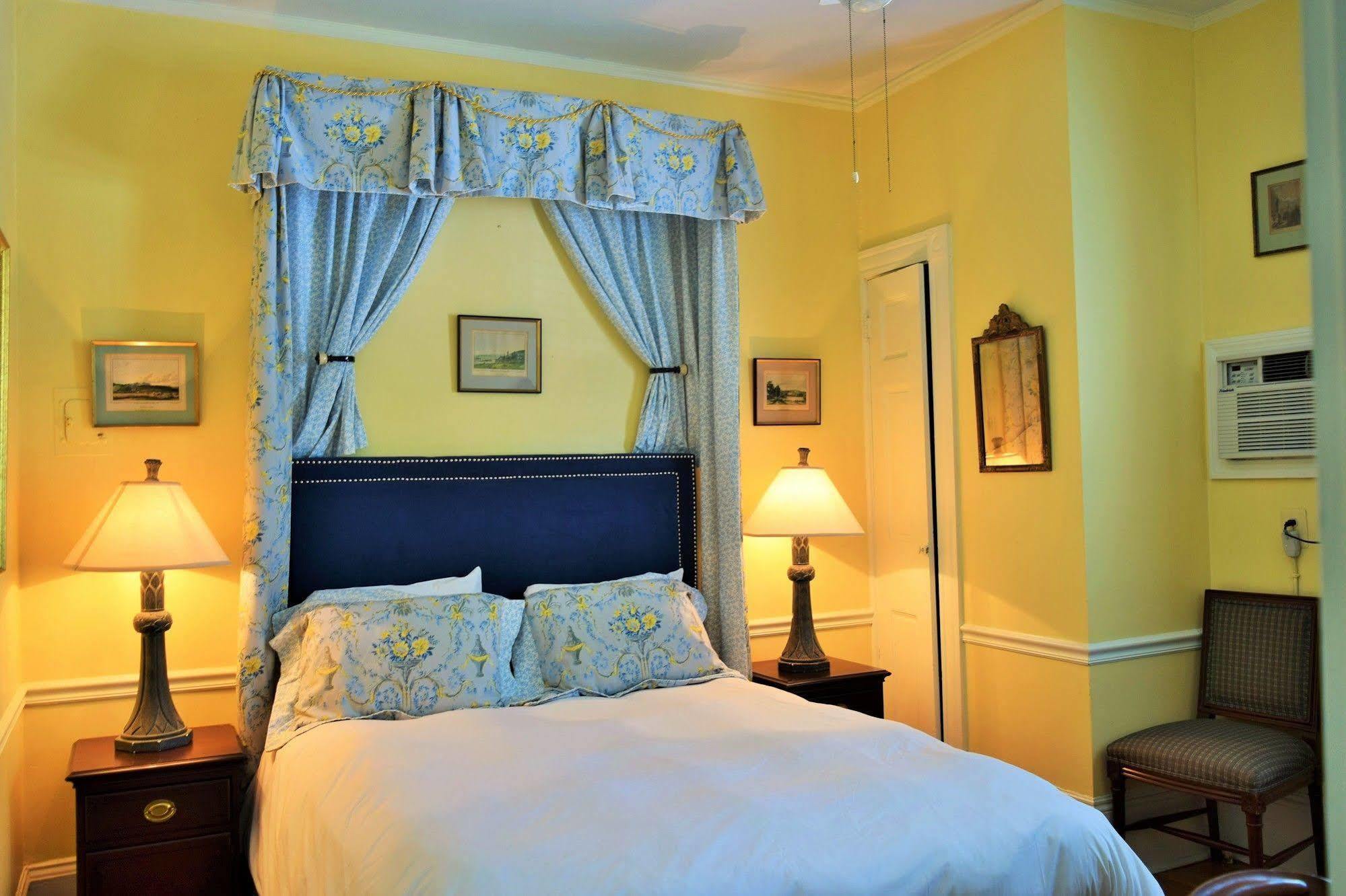 Bed & Breakfast On Bellevue (adults Only)