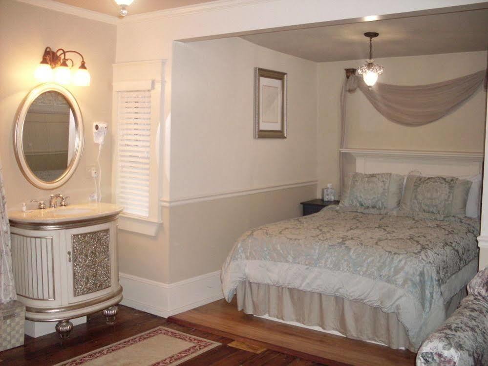 Bed & Breakfast On Bellevue (adults Only) 2*
