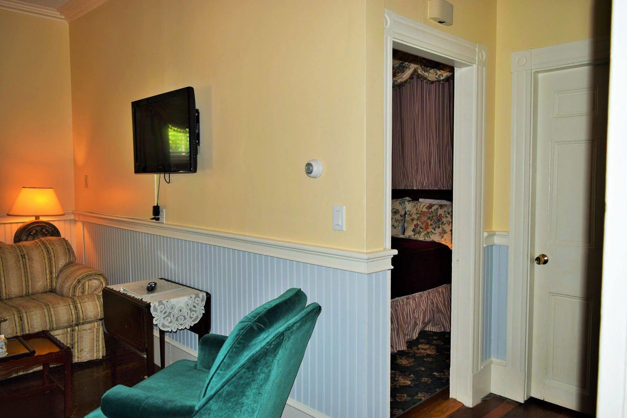 Bed & Breakfast On Bellevue (adults Only) 2*