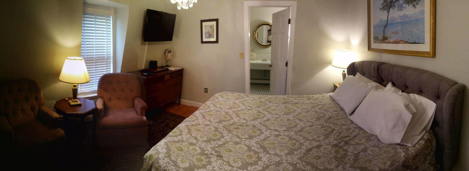 Bed & Breakfast On Bellevue (adults Only)