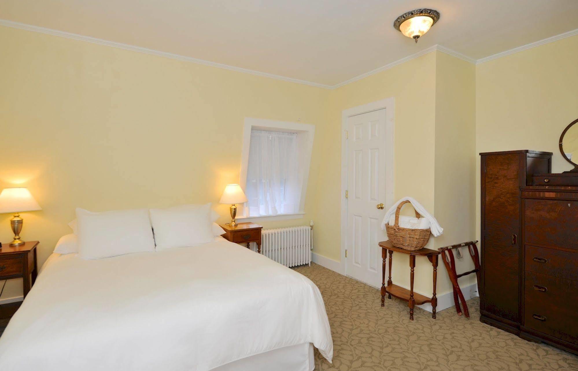 Yankee Peddler Inn Newport