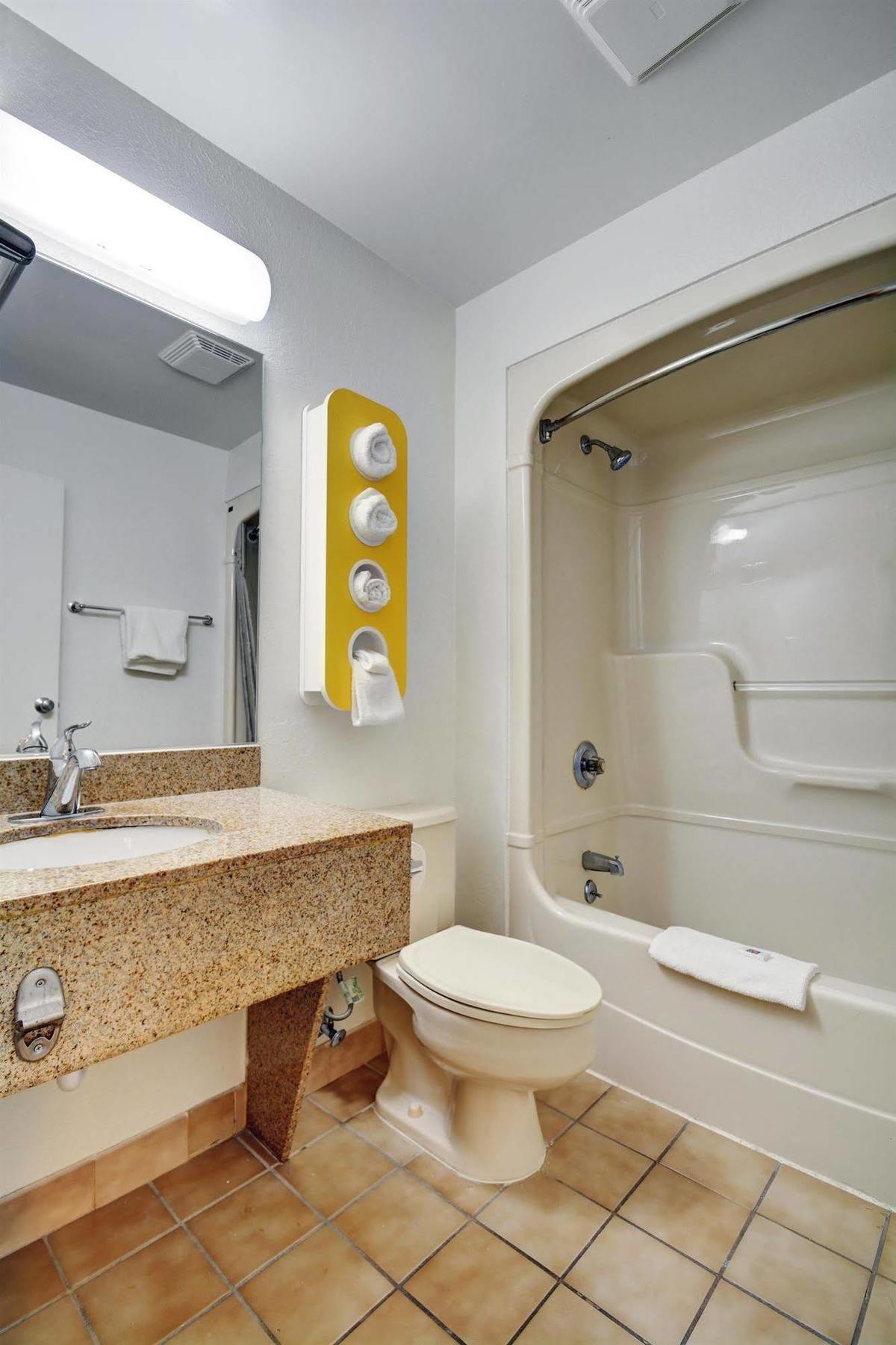 Hotel 6-newport, Ri 2*