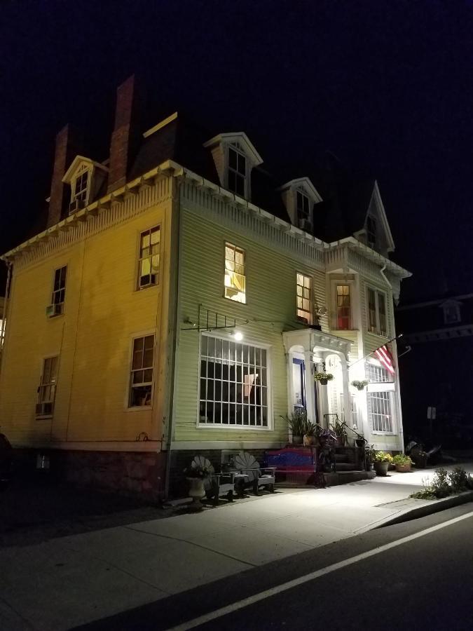 The Burbank Rose Bed & Breakfast Newport